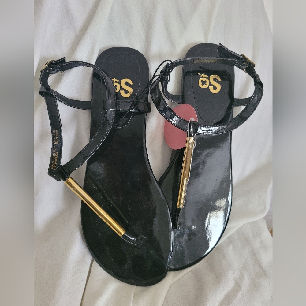 Kohl's (So) 7.5M Gold Tone/ Black T Strap Sandal/Flats. NWT